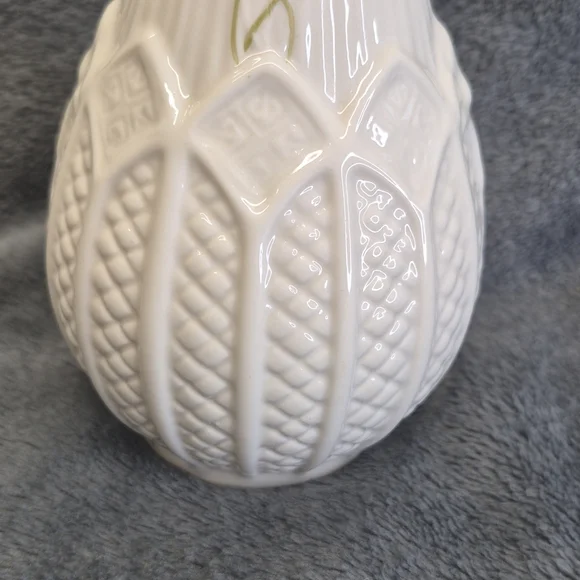 Vintage Belleek Rock Of Cashel Vase Beige Color With Some Green Leaves - Picture 6 of 8
